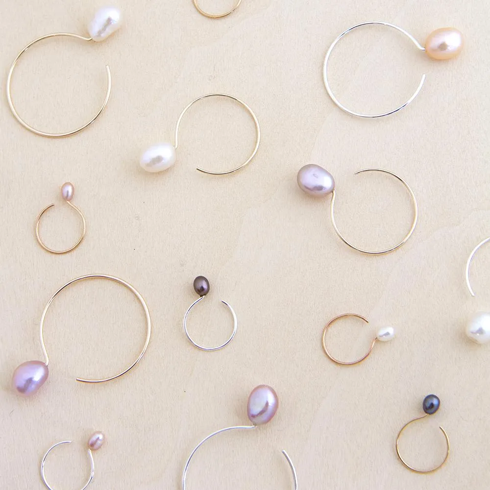 Basic Small Yellow Gold Filled Hoop Earrings with Black Pearl - 13mm